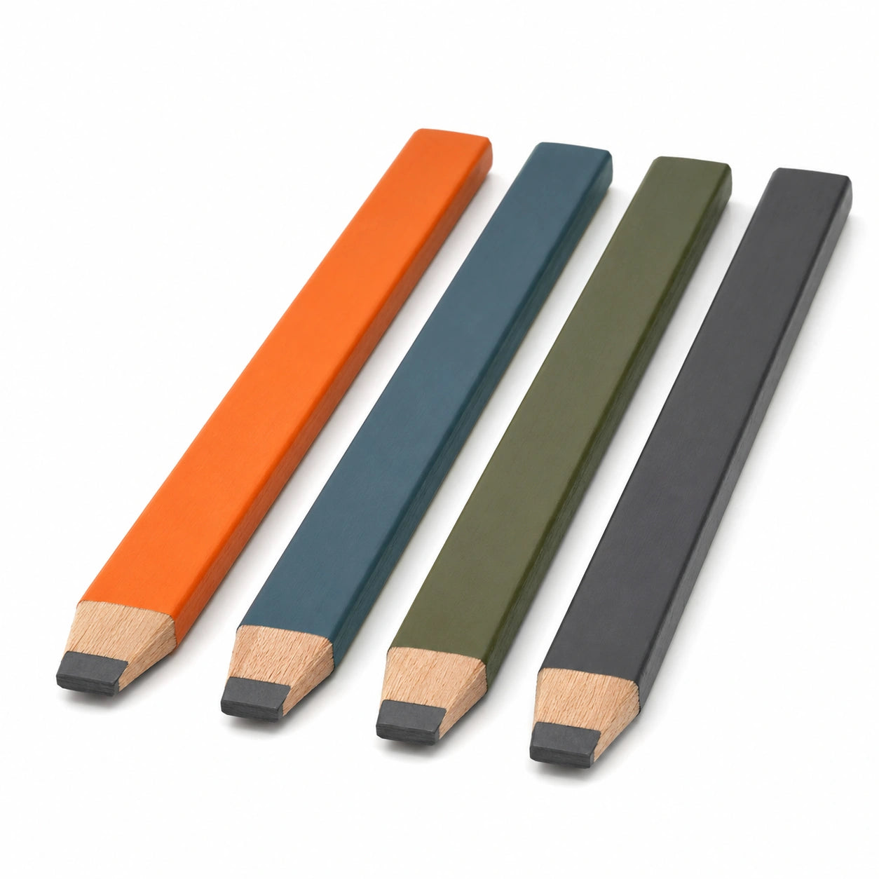 Set aus Vierkant-Holzbleistiften in Orange, Blau, Grün und Schwarz